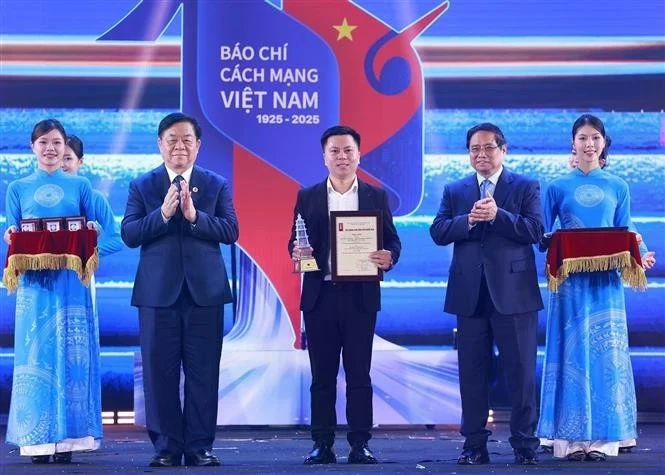 Le Premier ministre Pham Minh Chinh (deuxième, à droite) et le président de la Commission de l'information, de l'éducation et de la mobilisation de masse du Comité central du Parti, Nguyen Trong Nghia (deuxième à gauche), remettent un prix à un représentant des journalistes de VietnamPlus lors de la cérémonie du 21 juin. (Photo : VNA)
