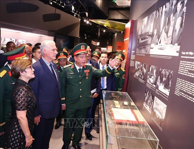 Le Premier secrétaire du Comité central du Parti communiste cubain et président de Cuba, Miguel Díaz-Canel Bermúdez, et son épouse Lis Cuesta Peraza ont visité le Musée d'histoire militaire du Vietnam. Photo : VNA