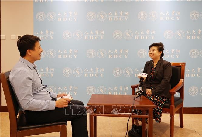 Liu Ying, chercheuse à l'Institut d'études financières de Chongyang, relevant de l'Université Renmin de Chine accorde une interview au correspondant de l'Agence vietnamienne d'Information. Photo : VNA