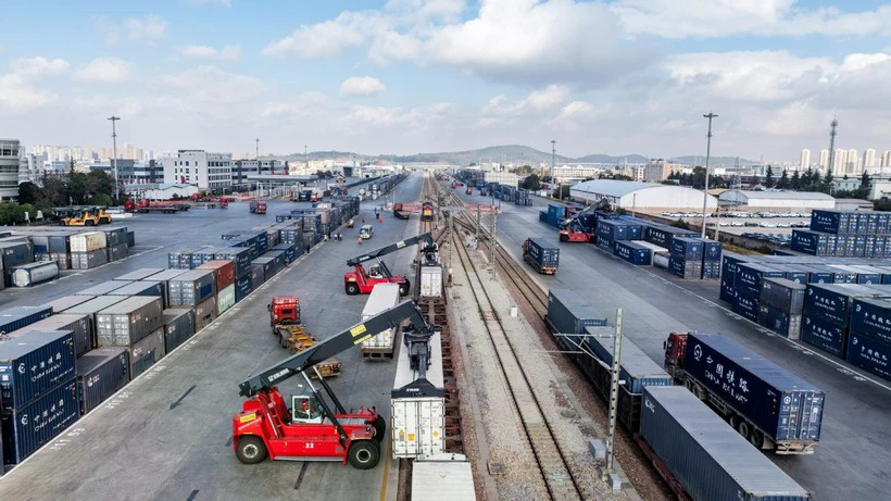 Un train de marchandises de la compagnie ferroviaire Chine-Laos est chargé à la gare de Wangjiaying Ouest à Kunming, province du Yunnan (Source : Xinhua)