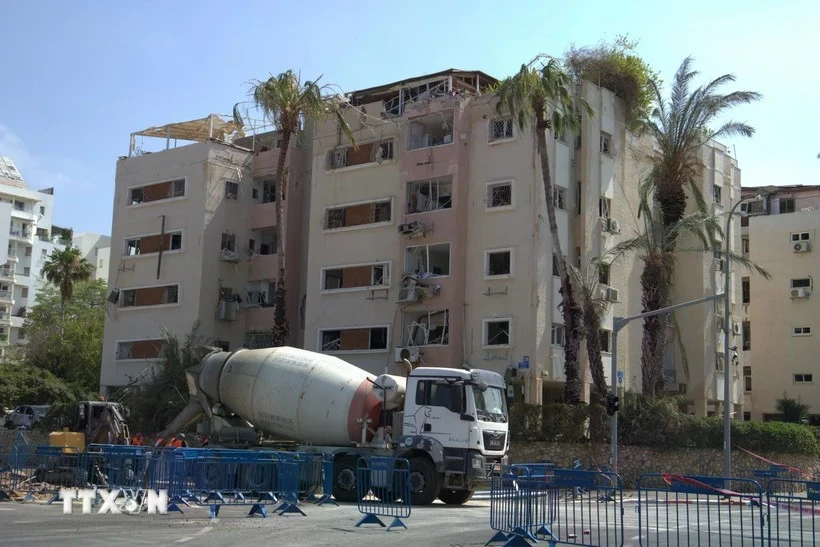 Un immeuble d'appartements de la rue Levy Eshkol, à Tel-Aviv, a été détruit par un missile au petit matin du 16 juin 2025. (Photo : VNA)