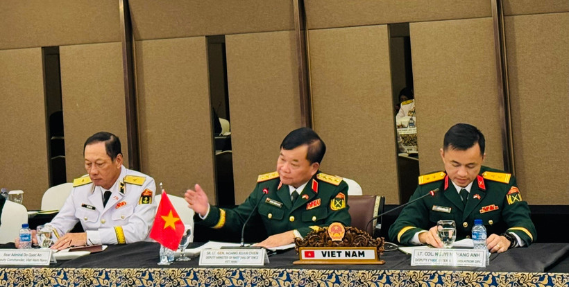 Le général de corps d’armée Hoàng Xuân Chiên, vice-ministre vietnamien de la Défense (centre) lors du dialogue. Photo : VNA