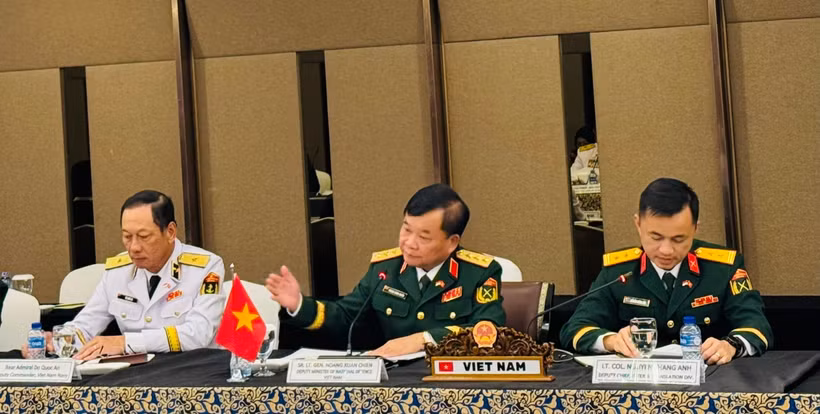 Le général de corps d’armée Hoàng Xuân Chiên, vice-ministre vietnamien de la Défense (centre) lors du dialogue. Photo : VNA