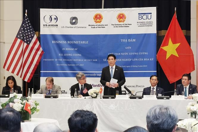 Le président Luong Cuong participe à une table ronde avec des entreprises américaines. Photo : VNA