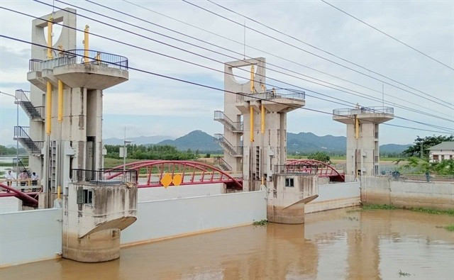 La province d'An Giang ferme l'écluse de Trà Sư pour bloquer les inondations, aidant ainsi les agriculteurs en aval à terminer la récolte de leur riz d'été-automne et à commencer les semis de la récolte d'automne-hiver dans les délais prévus. Photo : VNA