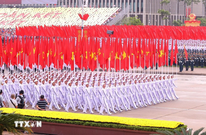 La formation avec le drapeau du Parti et le drapeau national (Photo : VNA)