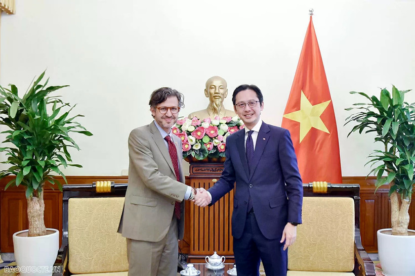 Le vice-ministre vietnamien des AE reçoit son homologue colombien chargé des affaires multilatérales