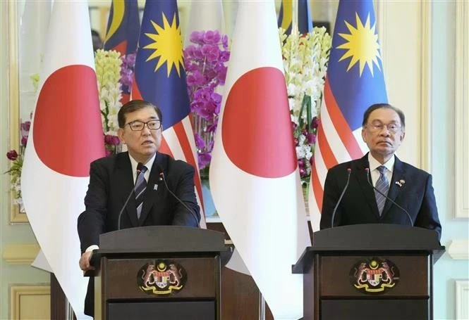 Le Premier ministre japonais Shigeru Ishiba (à gauche) et son homologue malaisien Anwar Ibrahim lors de la conférence de presse conjointe. (Photo : Kyodo/VNA)