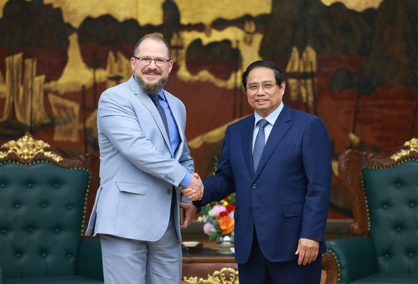 Le Premier ministre Pham Minh Chinh (droite) reçoit mardi après-midi, à Hanoï, Cristiano Amon, PDG du groupe américain Qualcomm. Photo : VNA