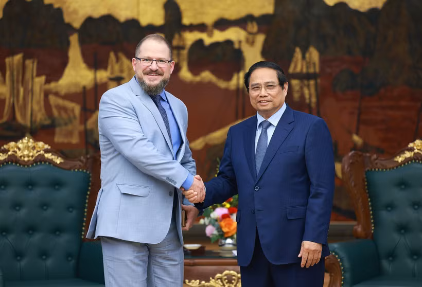 Le Premier ministre Pham Minh Chinh (droite) reçoit mardi après-midi, à Hanoï, Cristiano Amon, PDG du groupe américain Qualcomm. Photo : VNA