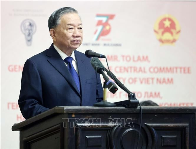 Le secrétaire général du Parti, To Lam, s'est rendu le 24 octobre à l'Université de Sofia et a prononcé un discours politique retraçant les 75 ans d'amitié entre le Vietnam et la Bulgarie. Photo : VNA