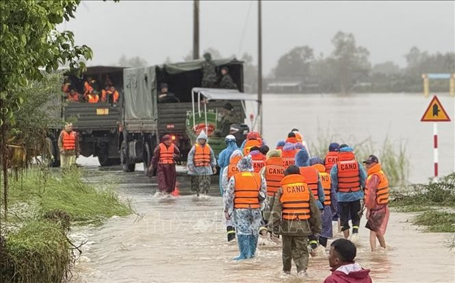 De nombreux officiers, soldats et véhicules spécialisés continuent de pénétrer plus profondément dans la zone inondée de la commune de Hoa Thinh, Dak Lak. Photo : VNA