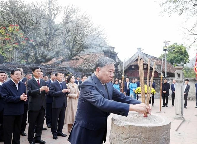 Le leader du PCV rend hommage aux ancêtres dans l'ancienne capitale de Hoa Lu dán la province de Ninh Binh. Photo ; VNA