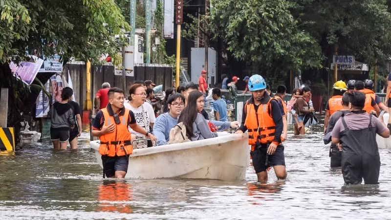 Des équipes de secours évacuent les habitants des zones inondées de la ville de Navotas, aux Philippines, le 10 novembre 2025. (Photo : Xinhua/VNA)