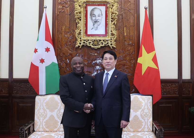 Le président vietnamien, Luong Cuong (droite) et le président du Burundi, Évariste Ndayishimiye. Photo : VNA