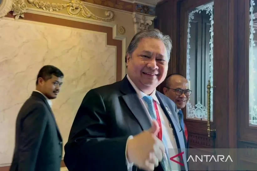Le ministre coordinateur des affaires économiques, Airlangga Hartarto, répond aux questions des journalistes en marge de ses fonctions officielles aux côtés du président Prabowo Subianto à Saint-Pétersbourg, en Russie, le 20 juin. (Photo : ANTARA)