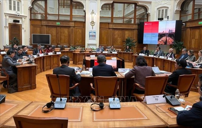 Lors de la séance de travail avec la Banque de Russie (Photo : VNA)