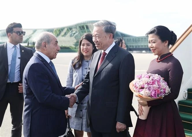 Le premier vice-Premier ministre du Kazakhstan, Yagub Eyyubov, accueille le secrétaire général du Comité central du Parti communiste du Vietnam (PCV), To Lam, et son épouse. Photo : VNA