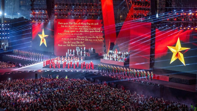 Plus de 50 000 spectateurs au stade national de My Dinh ont apprécié le programme « La patrie au cœur ». Photo : nhandan.vn