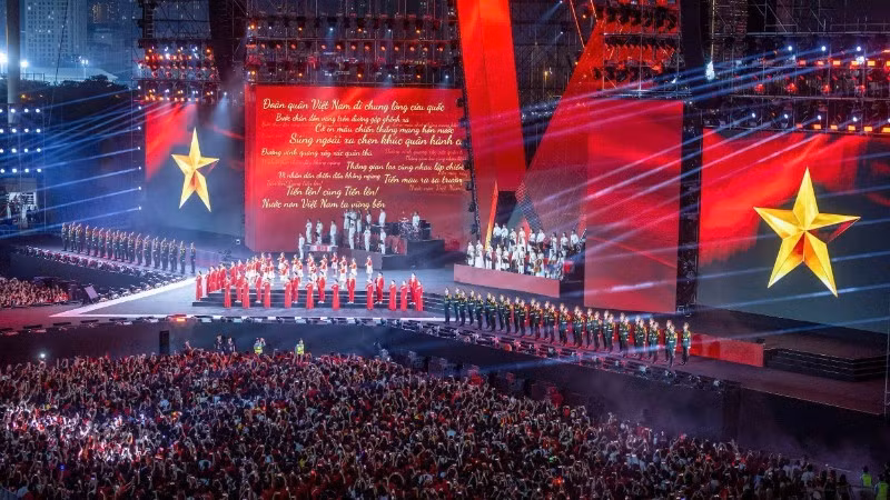 Plus de 50 000 spectateurs au stade national de My Dinh ont apprécié le programme « La patrie au cœur ». Photo : nhandan.vn