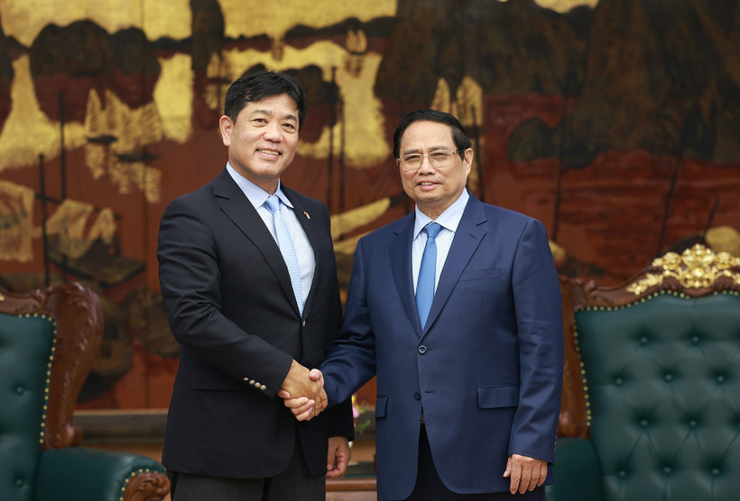 e Premier ministre Pham Minh Chinh (droite) et Yukihito Honda, directeur exécutif en charge du développement urbain diversifié du groupe japonais Sumitomo. Photo : VNA