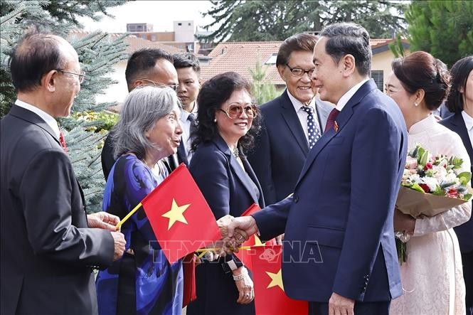 Le président de l'Assemblée nationale, Tran Thanh Man, et son épouse, Nguyen Thi Thanh Nga, ont rencontré la communauté vietnamienne en Suisse le 27 juillet (heure locale) à Genève. Photo : VNA