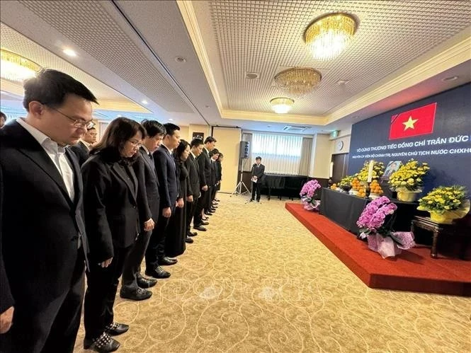 Tous les fonctionnaires et employés de l'ambassade du Vietnam, les représentants des agences vietnamiennes et les membres de la communauté vietnamienne au Japon observent une minute de silence à la mémoire de l'ancien président de l'État, Tran Duc Luong. (Photo : VNA)