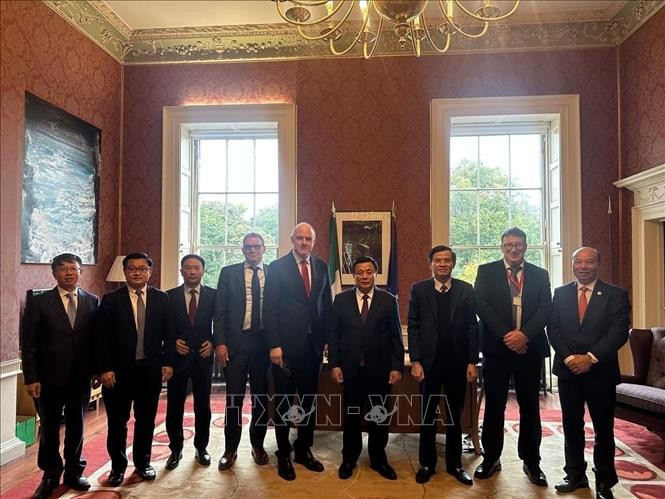 Nguyen Xuan Thang (quatrième à la droite) a pris une photo souvenir avec Colm O'Reardon, secrétaire général du ministère de l'Enseignement supérieur, de la Recherche, de l'Innovation et des Sciences d'Irlande (DFHERIS). Photo : VNA