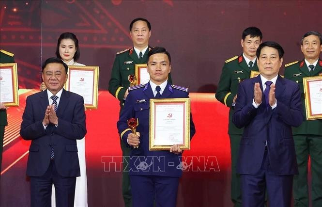 Le président de la République Luong Cuong remet personnellement plusieurs distinctions lors du 5ᵉ concours national d’essais politiques sur la défense de la pensée du Parti. Photo : VNA