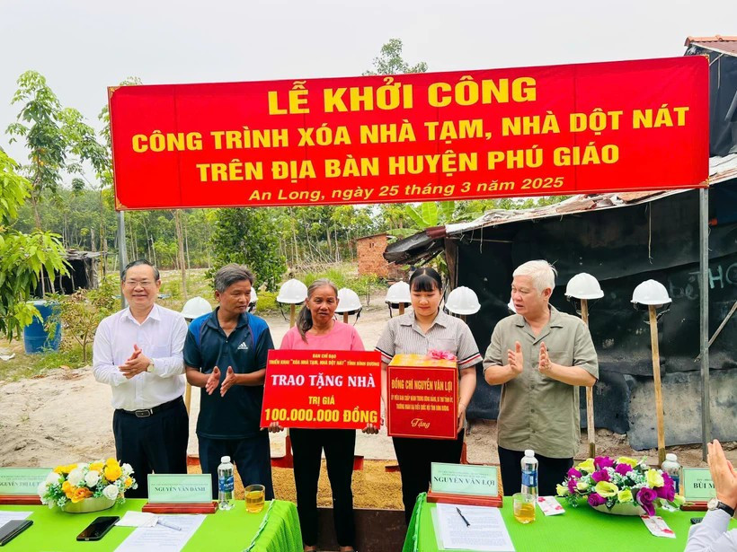 Lors de la cérémonie d'inauguration dans le district de Phu Giao (Photo : VNA)