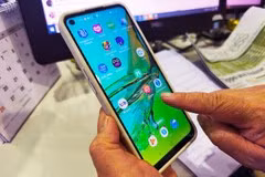 Une employée de bureau à Bangkok montre l'application Fineasy sur son smartphone Oppo. (Photo : bangkokpost.com)