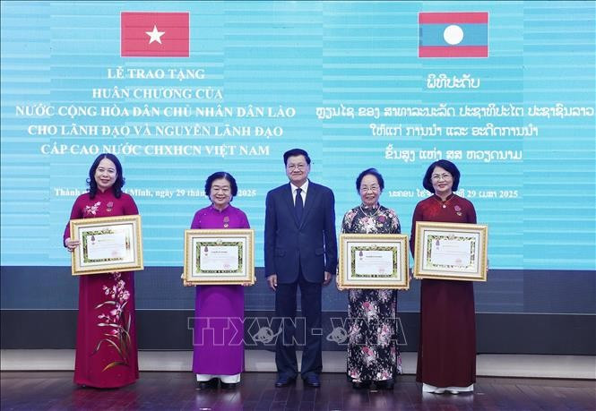 Les dirigeants vietnamiens reçoivent l'Ordre de l'État lao. Photo : VNA