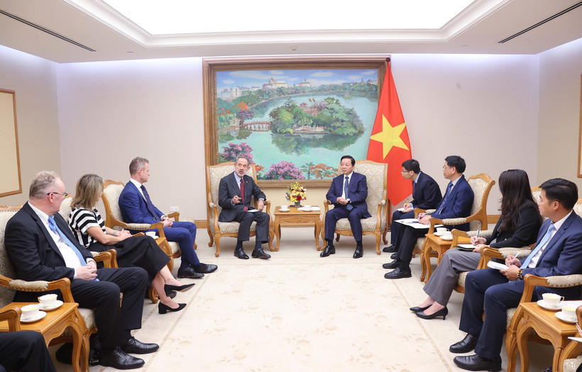 Le vice-Premier ministre Tran Hong Ha reçoit l'ambassadeur d'Italie au Vietnam, Marco Della Seta, et les dirigeants du groupe Fincantieri. Photo : VNA