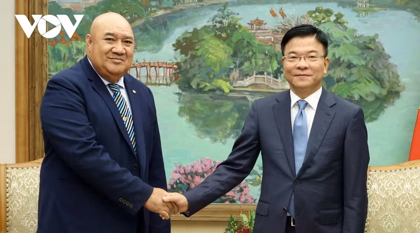 Le vice-Premier ministre Le Thanh Long (droite) et le Dr Saia Ma'u Piukala, directrice de la région Pacifique occidental de l'Organisation mondiale de la Santé. Photo : VNA
