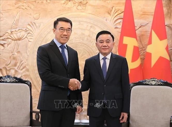 Tran Cam Tu, membre du Bureau politique et membre permanent du Secrétariat du Comité central du Parti communiste du Vietnam (droite) et Bounleua Phandanouvong, président par intérim de la Commission des relations extérieures du Comité central du Parti populaire révolutionnaire lao. Photo : VNA