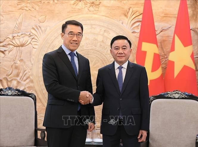 Tran Cam Tu, membre du Bureau politique et membre permanent du Secrétariat du Comité central du Parti communiste du Vietnam (droite) et Bounleua Phandanouvong, président par intérim de la Commission des relations extérieures du Comité central du Parti populaire révolutionnaire lao. Photo : VNA