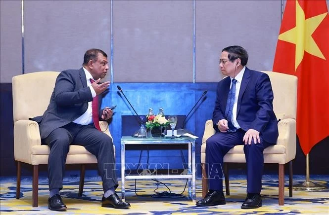 Le Premier ministre Pham Minh Chinh (droite) rencontre Tony Fernandes, fondateur et PDG de Capital A. Photo : VNA