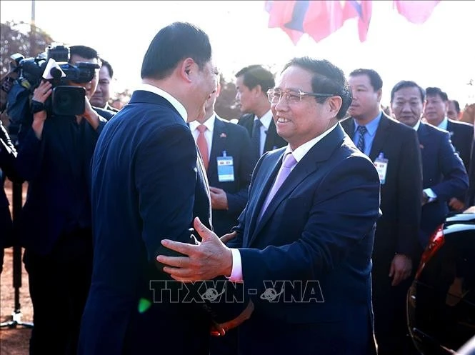 Les Premiers ministres vietnamien et lao lors de la cérémonie d'inauguration du Parc de l'amitié Vietnam-Laos (Photo : VNA)