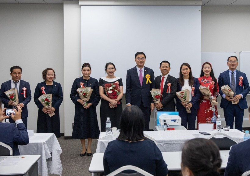 L'ambassadeur du Vietnam au Japon, Pham Quang Hieu (au centre), présente des fleurs pour féliciter le nouveau comité exécutif de l'Association des entreprises vietnamiennes au Japon. (Photo : VNA)
