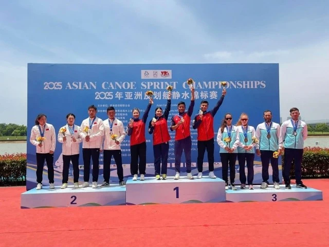 L'équipe vietnamienne remporte la médaille d'or dans l'épreuve mixte C4 hommes-femmes. (Photo : thethao247.vn)
