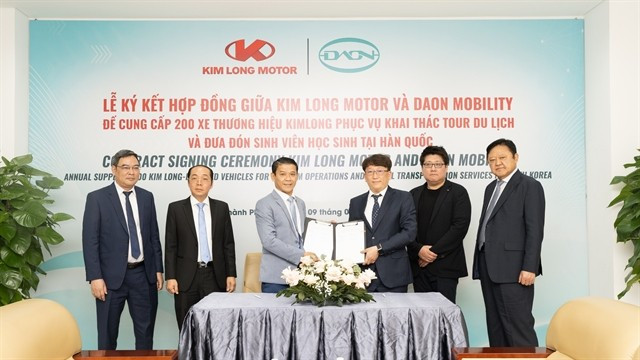 Le constructeur automobile local Kim Long Motor et le constructeur coréen Daon Mobility signent un accord pour exporter des bus de marque locale sur le marché coréen. Photo : Kim Long Motor
