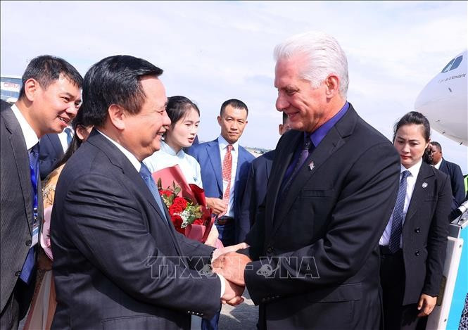 Le dirigeant cubain arrive à Hanoï, entamant sa visite d'État au Vietnam. Photo : VNA