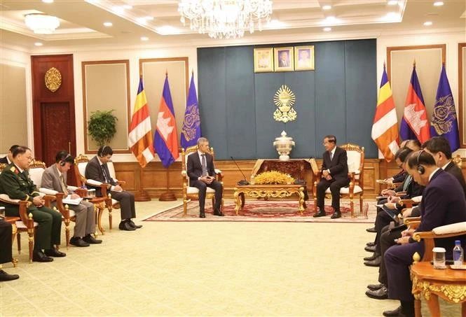 Le président du Sénat cambodgien et président du Parti du peuple cambodgien (PPC), Samdech Techo Hun Sen (droite) reçoit l'ambassadeur du Vietnam nouvellement accrédité au Cambodge, Nguyen Minh Vu. Photo : VNA