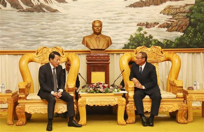 Le vice-Premier ministre et ministre de la Sécurité publique du Laos, le général Vilay Lakhamphong (droite) et le ministre vietnamien de la Sécurité publique, le général Luong Tam Quang. Photo : VNA