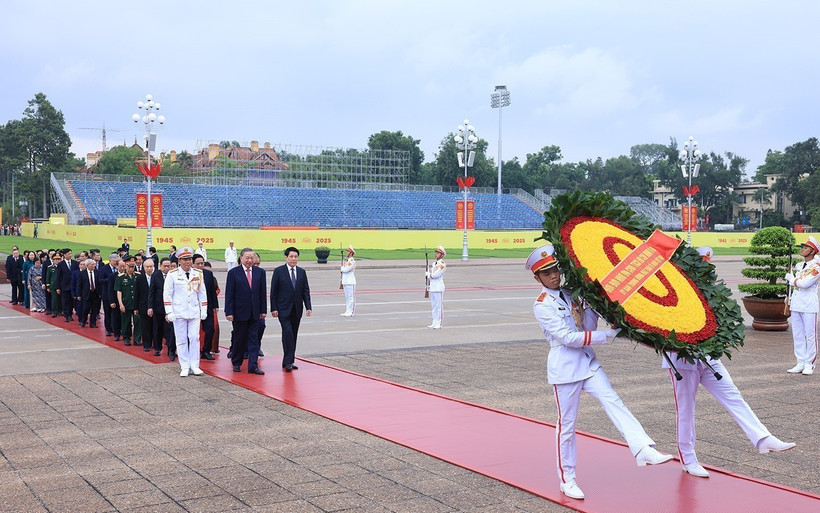 Une délégation de dirigeants du Parti, de l’État, de l’Assemblée nationale, du gouvernement et du Front de la Patrie du Vietnam, est allée rendre hommage le 18 août au Président Hô Chi Minh en son mausolée, à l’occasion du 80e anniversaire de la Journée traditionnelle de la Police populaire (19/8/2005-19/8/2025) et du 20e anniversaire de la Journée nationale pour la protection de la sécurité nationale. Photo : VNA