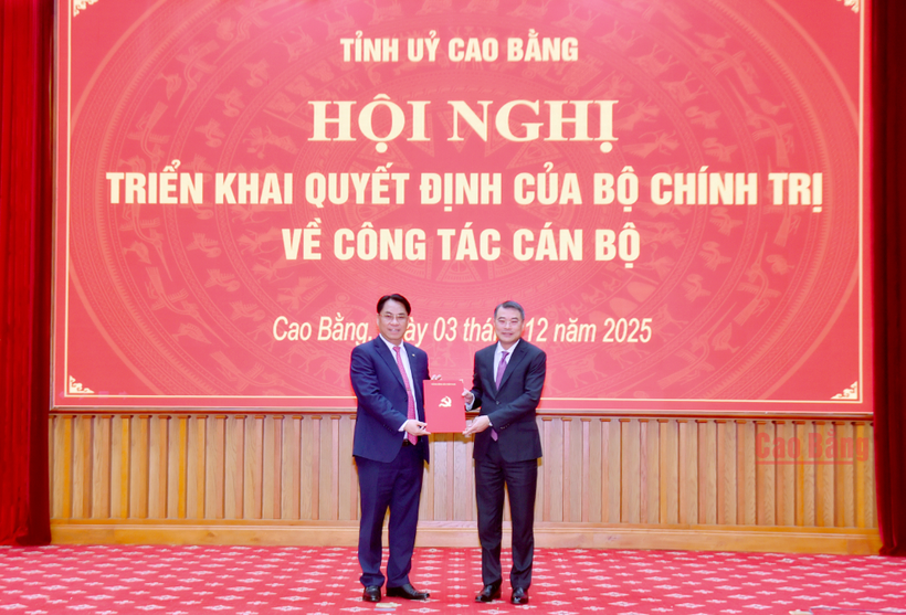 Le Minh Hung, membre du Bureau politique, secrétaire du Comité central du Parti et président de la Commission d'organisation. remet la décision du Bureau politique de nomination de Phan Thang An au poste de secrétaire du Comité provincial du Parti de Cao Bang. Photo : VNA