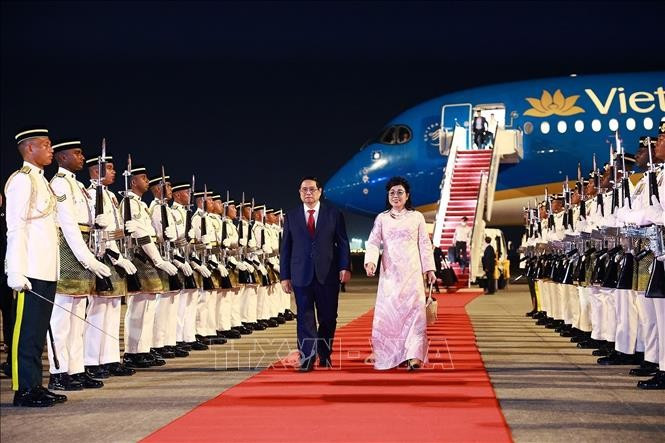 Le PM Pham Minh Chinh et son épouse à l'aéroport international de Kuala Lumpur . Photo : VNA