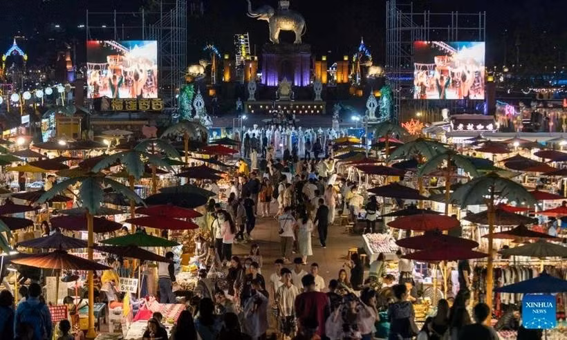 Un marché nocturne à Xishuangbanna, Chine (Photo : english.news.cn)