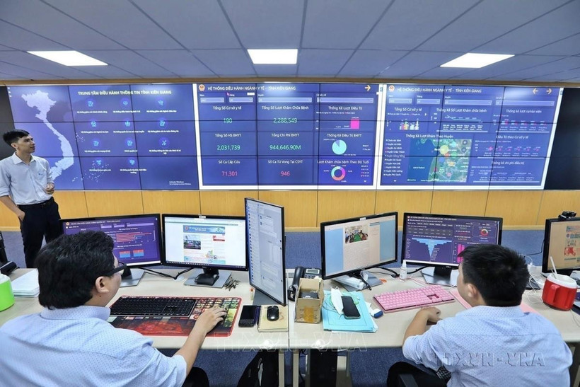 L'ancienne de la province de Kien Giang se concentre sur l'investissement dans le développement des infrastructures de transformation numérique, en appliquant fortement et en étant le pionnier des technologies numériques et des données numériques dans tous les domaines. Photo : VNA