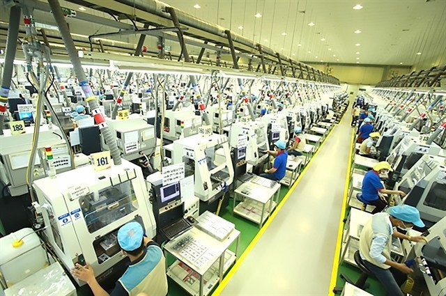 Ouvriers d'une usine de composants électroniques dans la province de Thai Nguyen. (Photo : VNA)